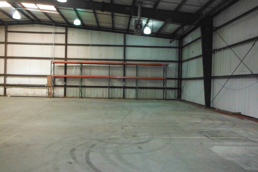 More Photos Of 418 E Jones St, Lewisville Warehouse For Lease