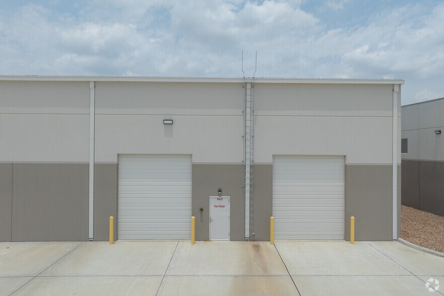 More Photos Of 21211 Clay Rd, Katy Warehouse For Lease