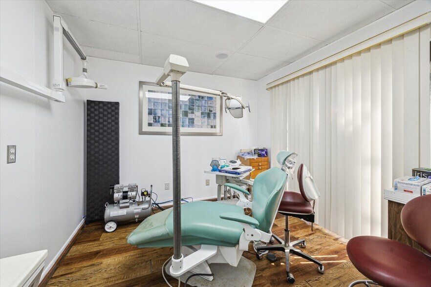 More Photos Of 6910 Bellaire Blvd, Houston Office For Sale