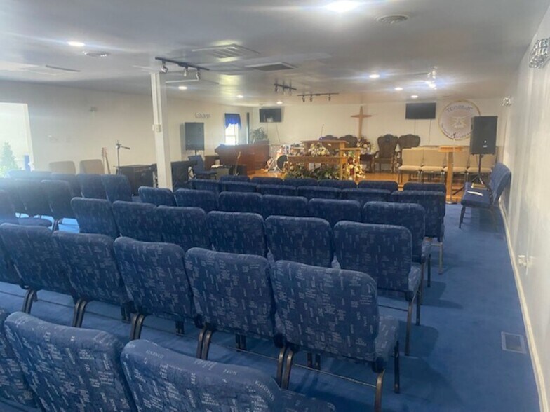 More Photos Of 109 Fontaine Dr, Ridgeway Funeral Home For Sale