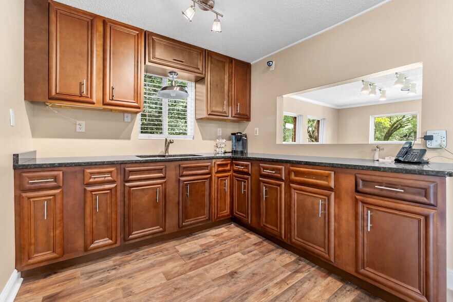 More Photos Of 7103 Mobile Hwy, Pensacola Freestanding For Sale
