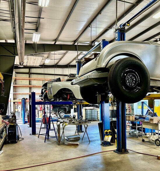 More Photos Of 2501 Runway Dr, Waupaca Auto Repair For Sale