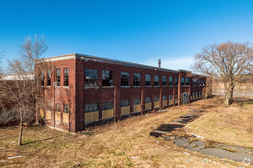 More Photos Of 91 Michell St, Oswego Warehouse For Sale
