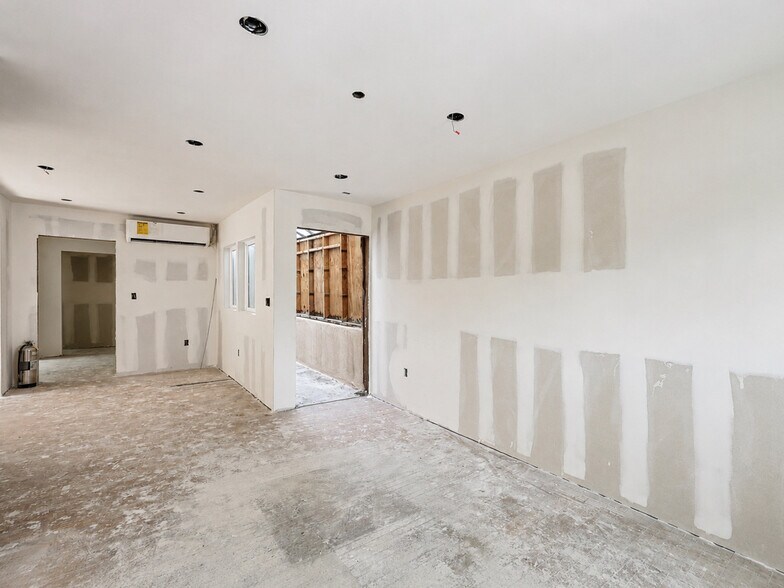 More Photos Of 14426 Friar St, Van Nuys Storefront For Sale
