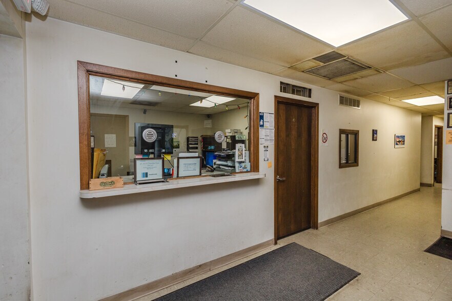 More Photos Of 2555 N Market St, Wichita Auto Repair For Sale