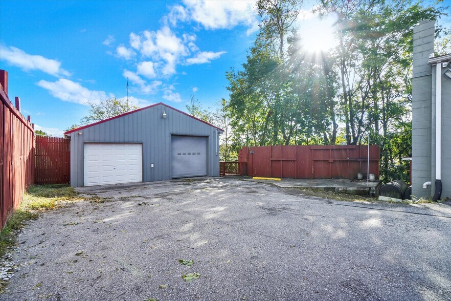 More Photos Of 321 Dewey St, York Distribution For Sale