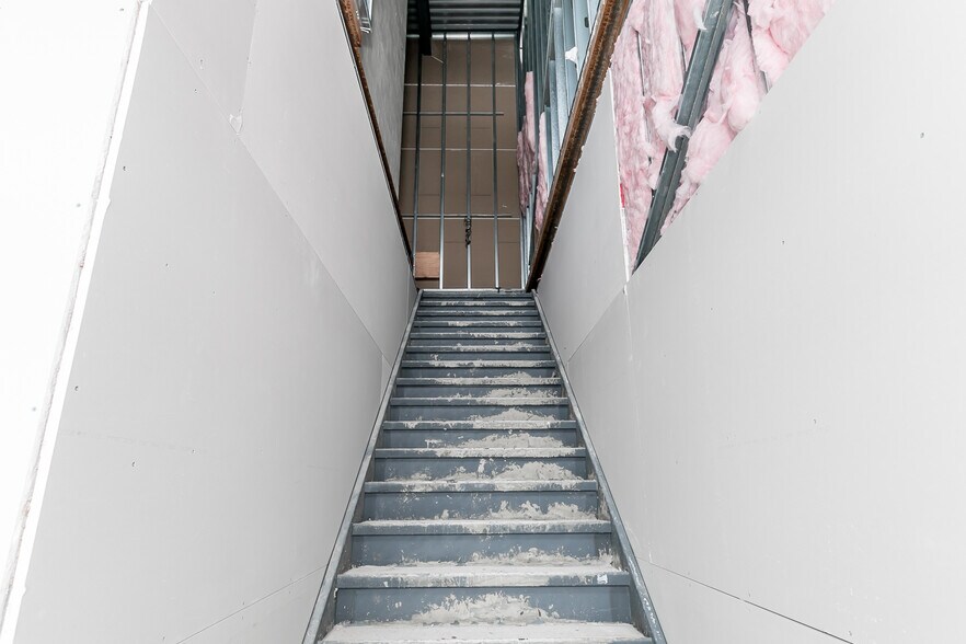 More Photos Of 670 Balm Beach Rd E, Midland Unknown For Lease