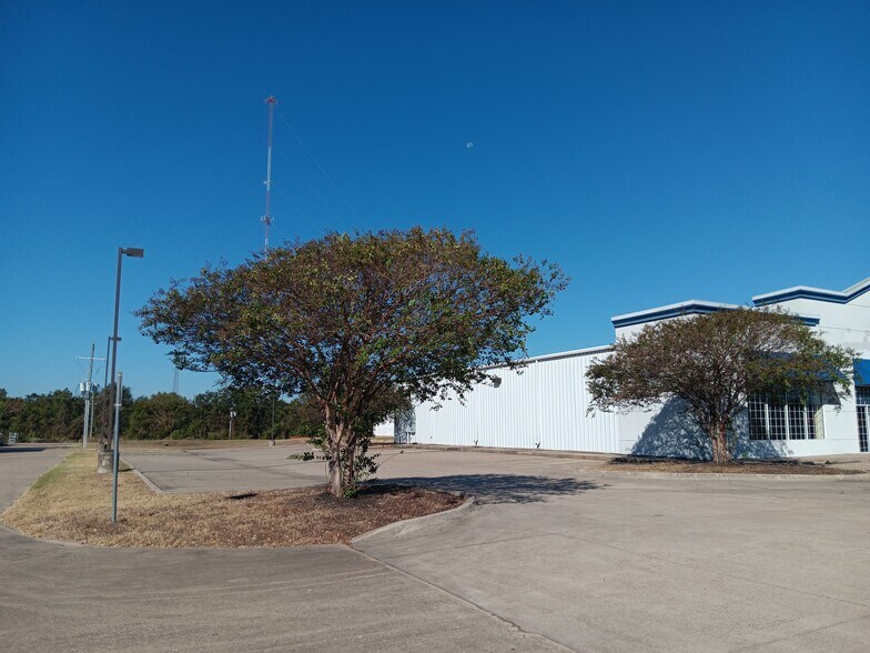 More Photos Of 9230 N Highway 6, Navasota Freestanding For Sale