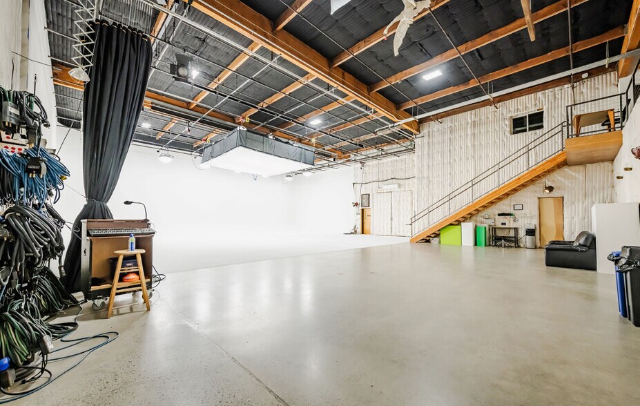 More Photos Of 2330 NW 31st Ave, Portland Flex For Sale
