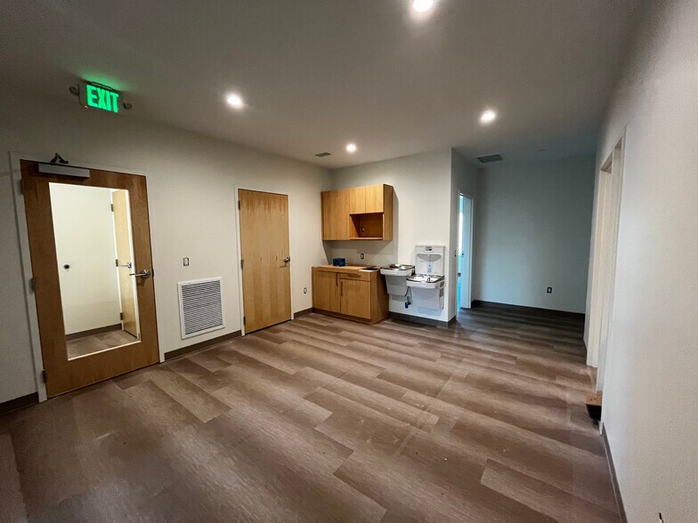 More Photos Of 814 Johnnie Dodds Blvd, Mount Pleasant Medical For Lease
