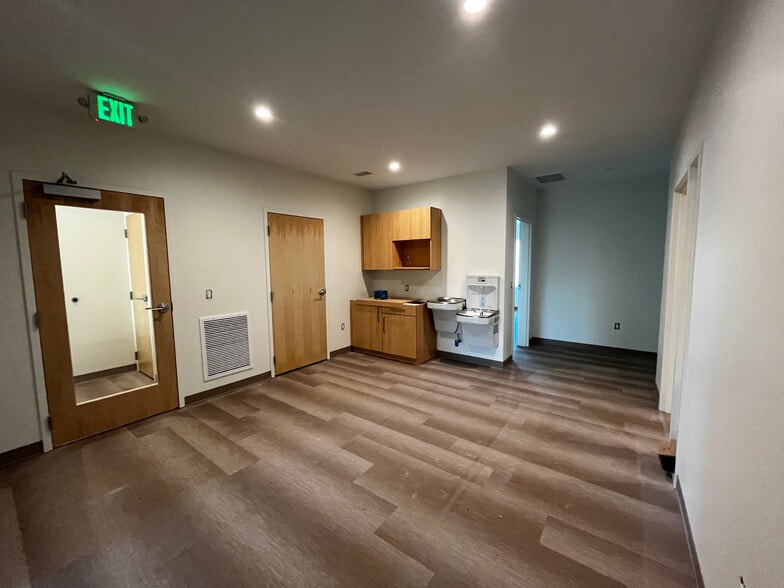 More Photos Of 814 Johnnie Dodds Blvd, Mount Pleasant Medical For Lease