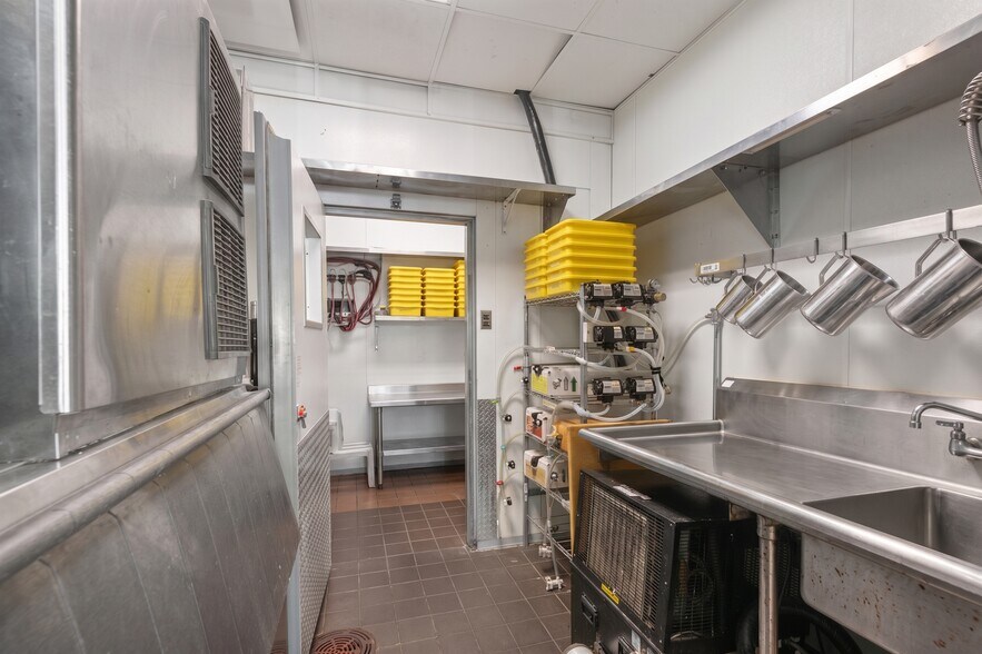 More Photos Of 24 Navy Pier Ct, Staten Island Restaurant For Lease