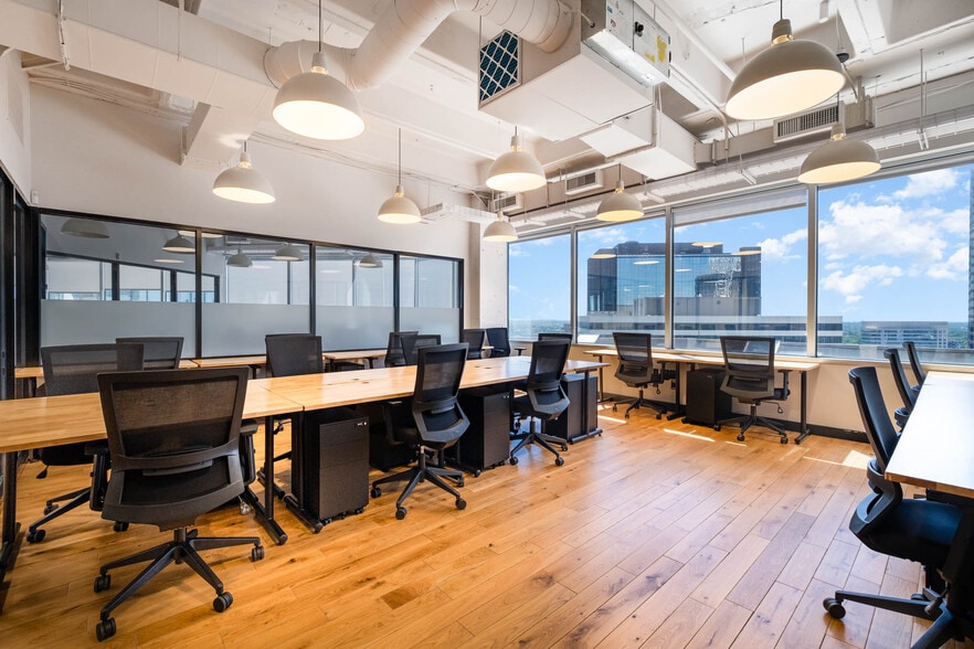 More Photos Of 128 S Tryon St, Charlotte Office For Lease