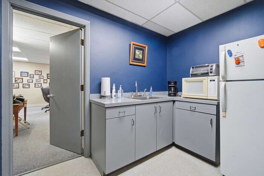 More Photos Of 800 S Milwaukee Ave, Wheeling Flex For Lease