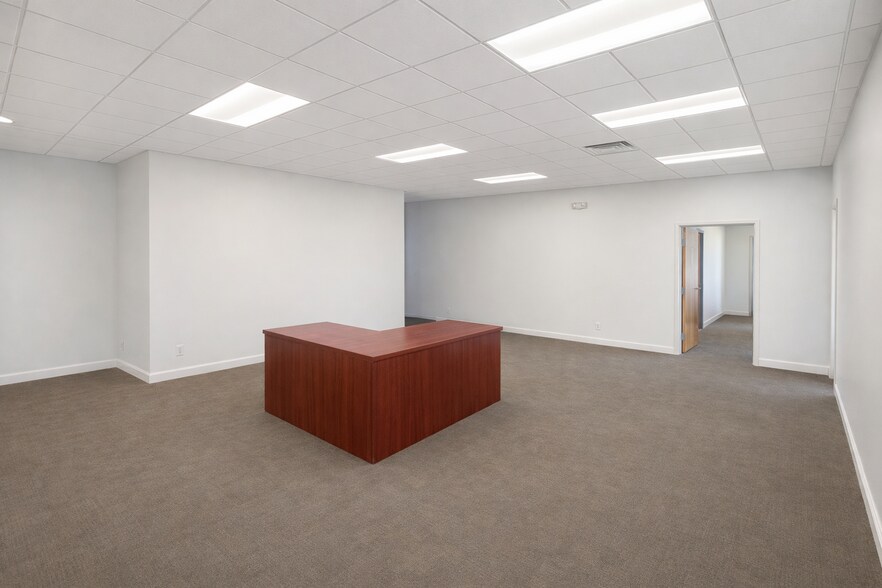 More Photos Of 205 E 1st Ave, Roselle Warehouse For Lease