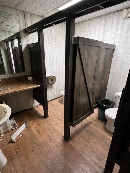 More Photos Of 100 E Grove St, Poplar Grove Freestanding For Lease