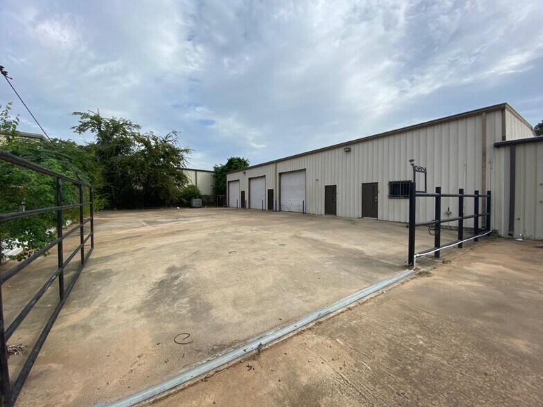 More Photos Of 7012 Belgold St, Houston Warehouse For Lease