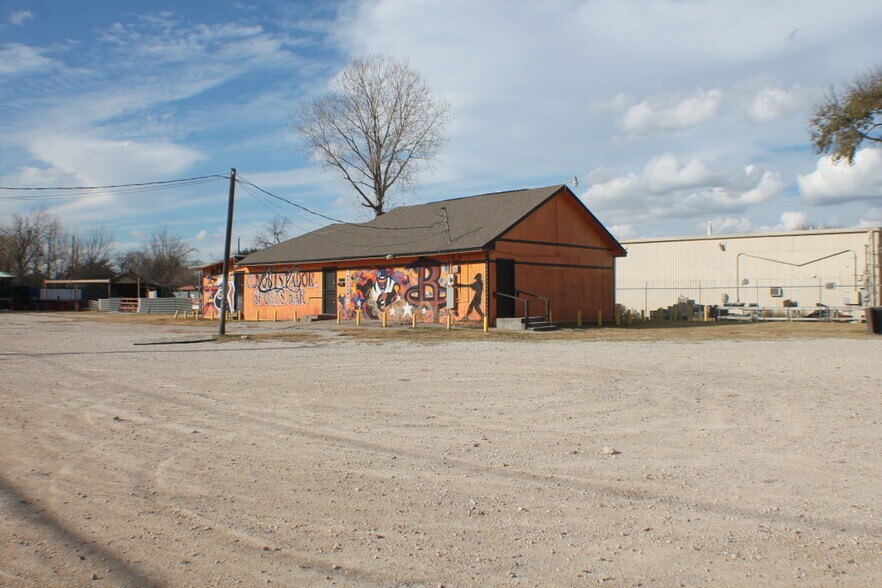 More Photos Of 3907 1/2 Canal St, Houston Bar For Lease