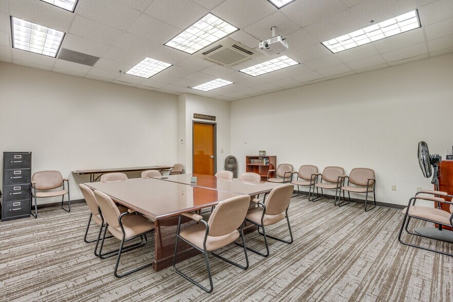 More Photos Of 3500 Noble Ave, Fort Worth Flex For Lease