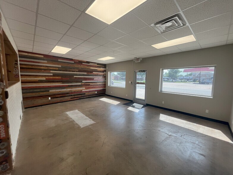 More Photos Of 7926 N May Ave, Oklahoma City Storefront Retail Office For Lease