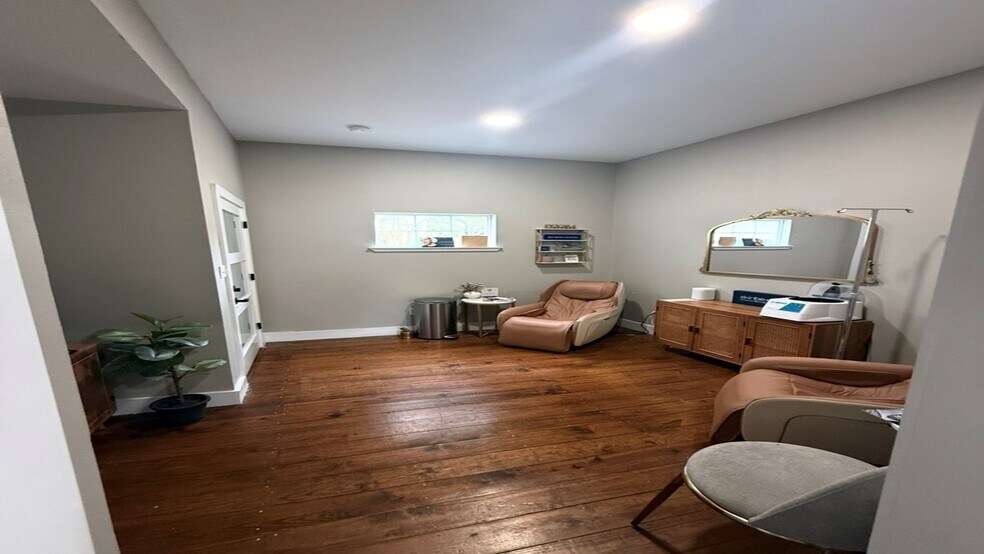 More Photos Of 7 N Main St, Salado Loft Creative Space For Lease