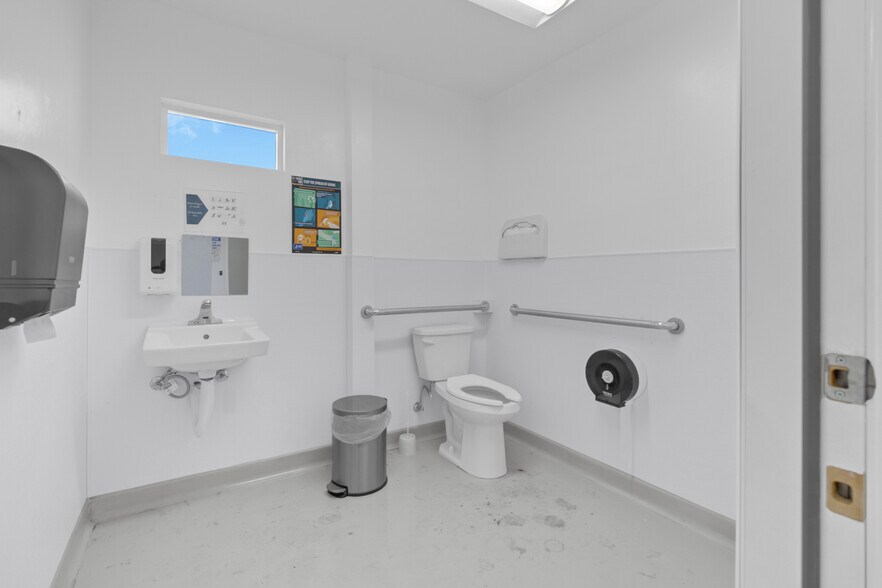 More Photos Of 991 Industrial Way, King City Warehouse For Sale