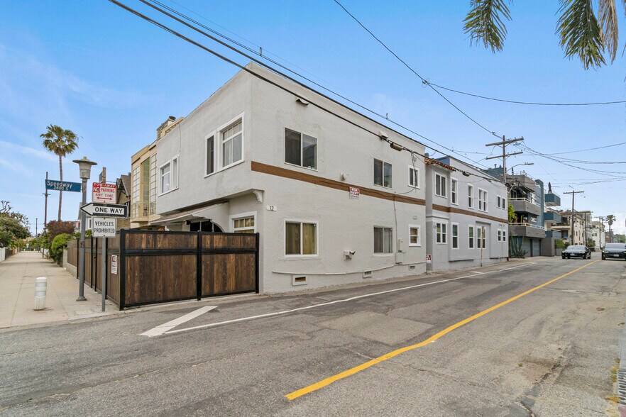 Primary Photo Of 12 1/2 25th Pl, Venice Apartments For Sale