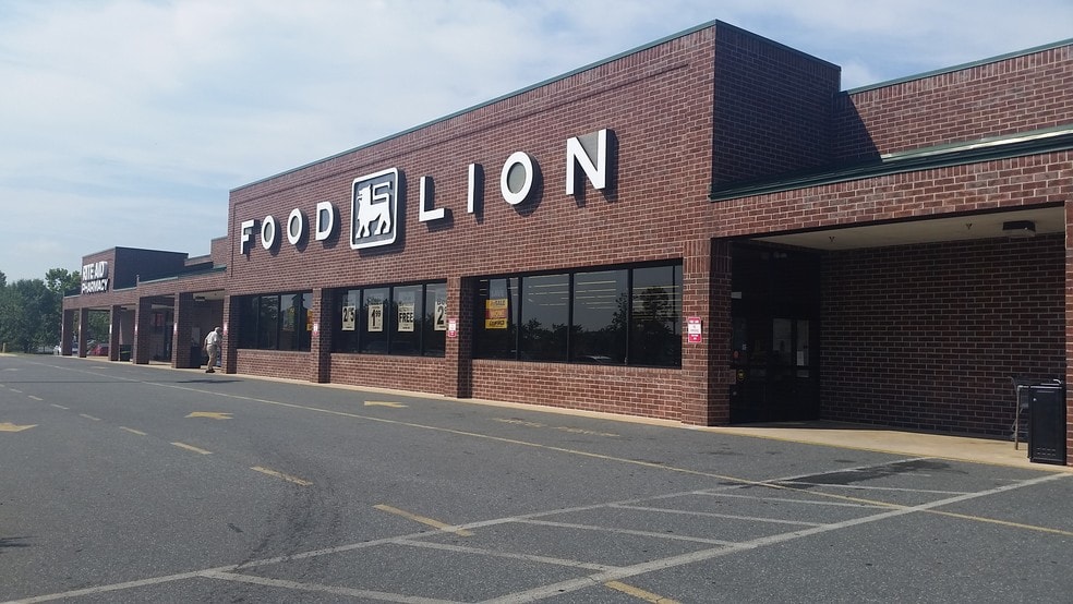 More Photos Of 838-840 S 5th Ave, Denton Supermarket For Lease