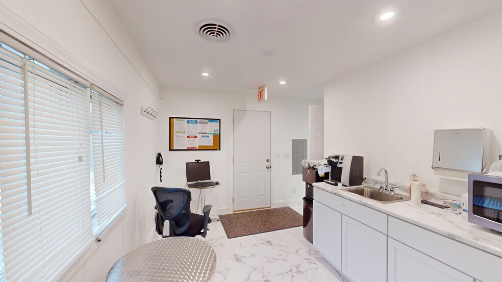 More Photos Of 718 N Bridge St, Yorkville Office For Lease