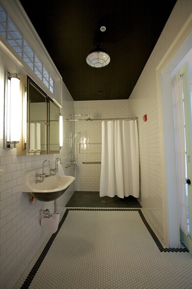 More Photos Of 5829 Clarion St, Cumming Business Park For Lease