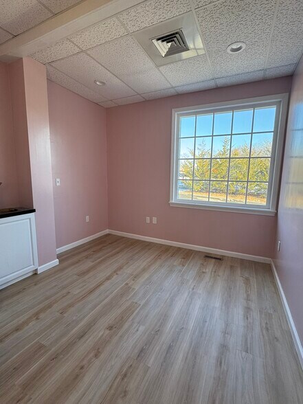 More Photos Of 17 Commons Dr, Litchfield Freestanding For Lease