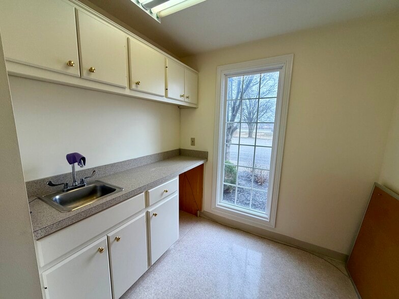 More Photos Of 102 Manor Ave, Bardstown Office For Lease