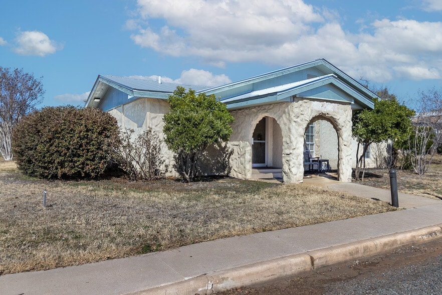 More Photos Of 305 W Dallas St, Llano Religious Facility For Sale