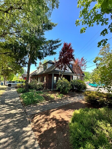 More Photos Of 1675 Winter St NE, Salem Office For Lease