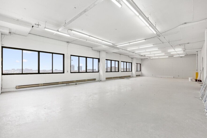 Primary Photo Of 433 Rue Chabanel O, Montréal Office For Lease