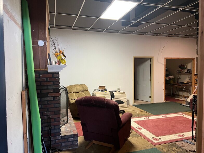 More Photos Of 300 E Broadway Blvd, Johnston City Specialty For Sale