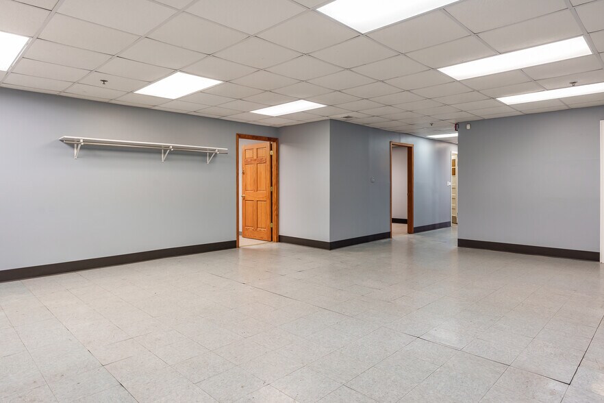 More Photos Of 3944 Auburn St, Rockford Warehouse For Lease