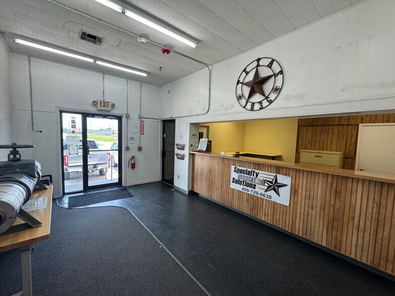 More Photos Of 1050 Detroit Ave, Nederland Distribution For Lease