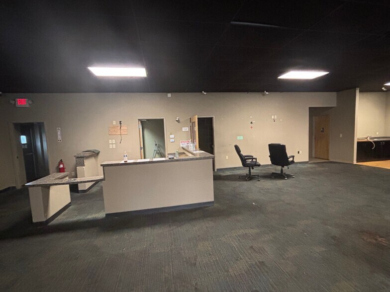 More Photos Of 5064 Grove Ave, Sheffield Freestanding For Lease