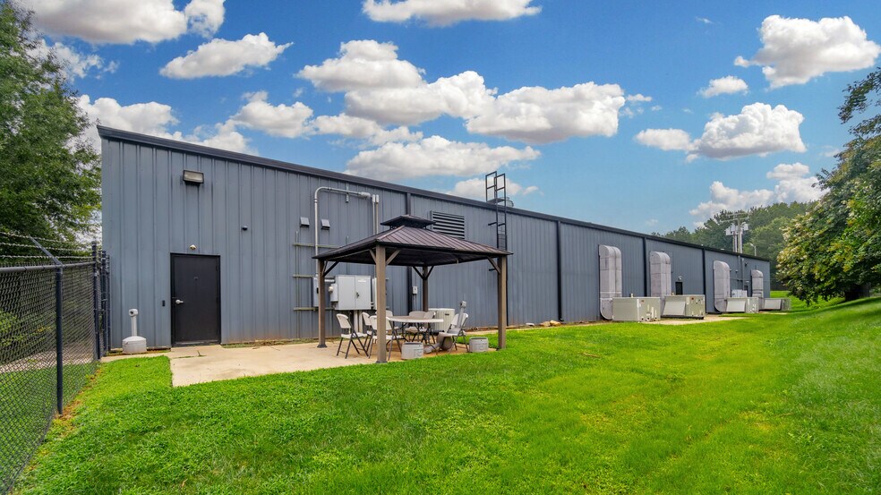 More Photos Of 1907 Gateway Blvd, Charlotte Warehouse For Sale