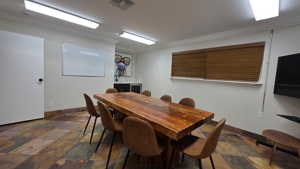 More Photos Of 3909 Vegas Dr, Las Vegas Office For Sale