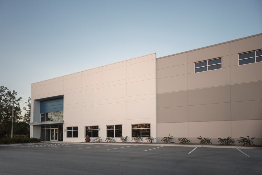 More Photos Of N59 W13855 Manhardt Dr, Menomonee Falls Light Distribution For Lease