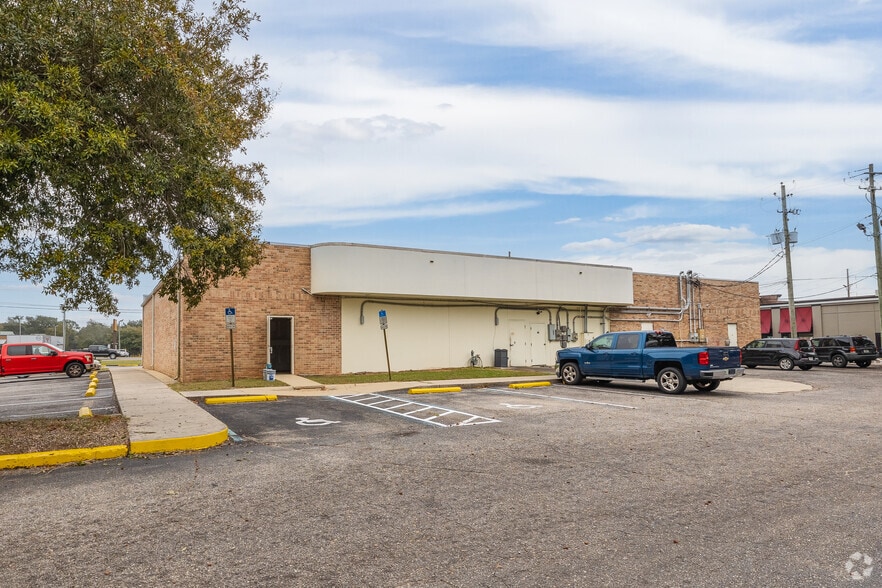 More Photos Of 503 N Navy Blvd, Pensacola General Retail For Lease