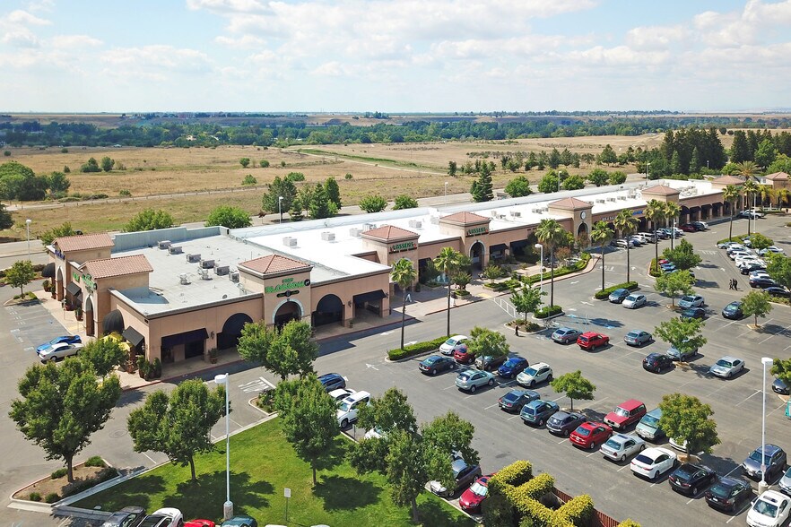 More Photos Of 9433-9447 N Fort Washington Rd, Fresno General Retail For Lease