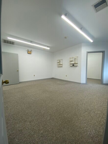 More Photos Of 501 E Main St, Palmyra Freestanding For Lease