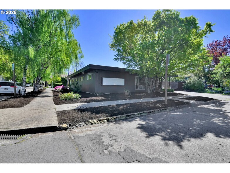 More Photos Of 1413 Charnelton St, Eugene Office For Sale