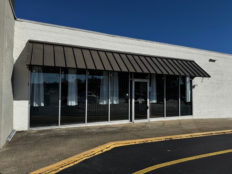 More Photos Of 2830 Wade Hampton Blvd, Taylors Freestanding For Lease