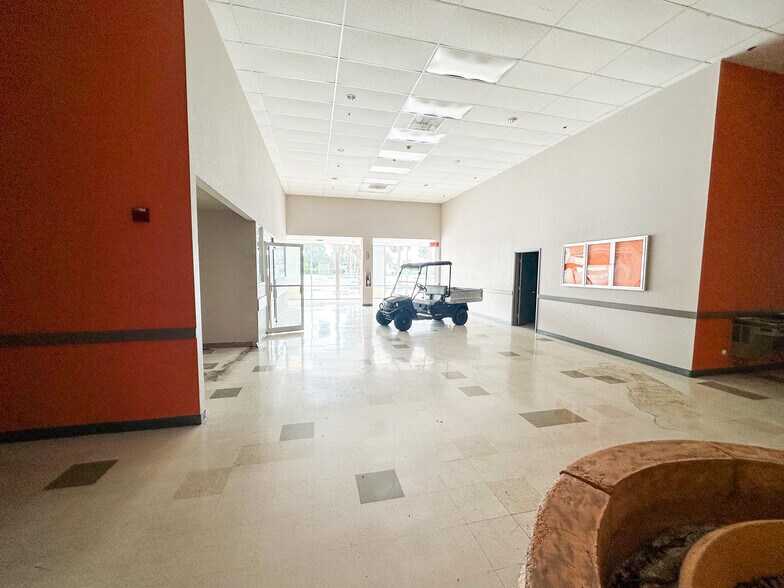 More Photos Of 7841-7899 Pines Blvd, Pembroke Pines Supermarket For Sale