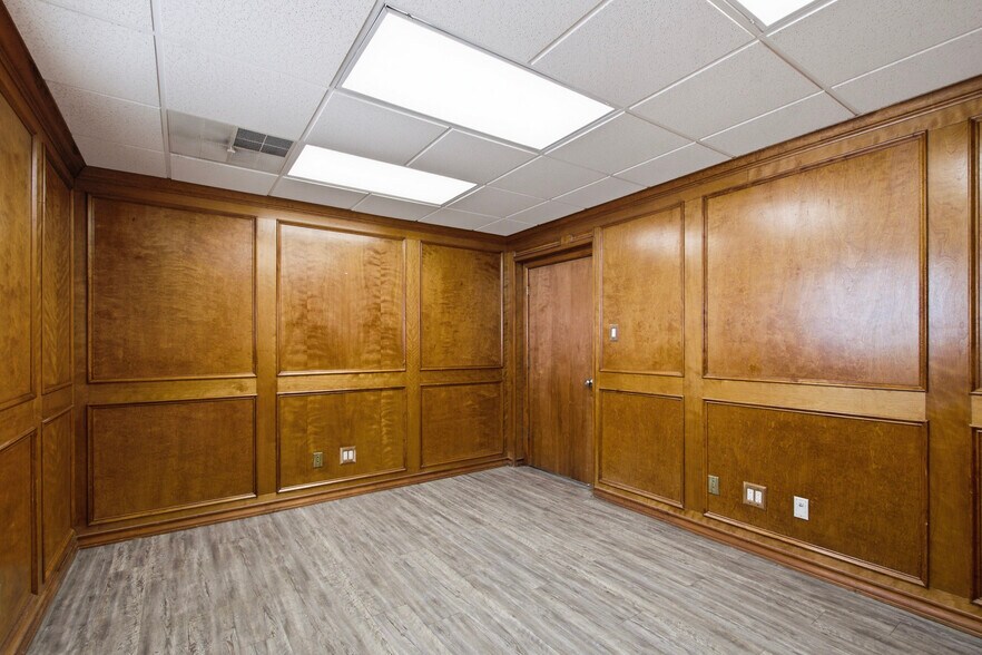 More Photos Of 300-305 S Grant Ave, Odessa Warehouse For Sale