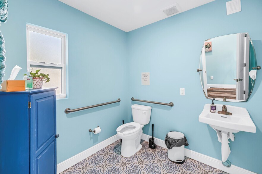 More Photos Of 575 49th St S, Saint Petersburg Office For Sale